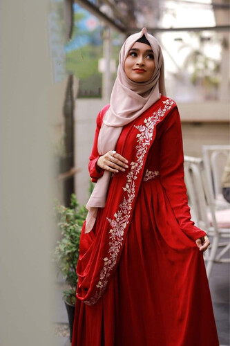 Shari Gawn- Red, 2 image