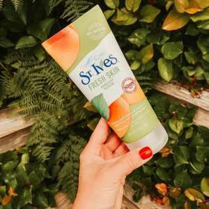 ST Ives Apricot Scrub Fresh skin